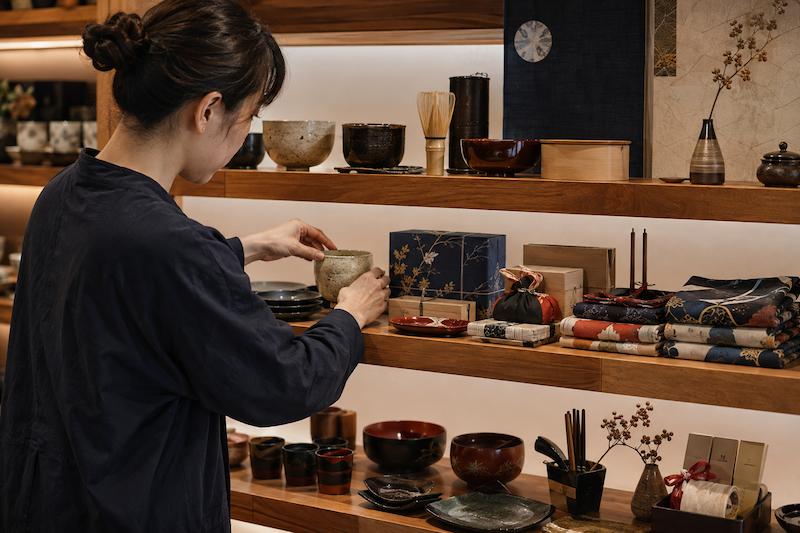 店内で商品を整える様子